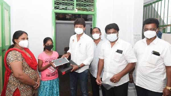 'ஆன்லைன் வகுப்புக்கு ஹேல்ப் பண்ணுங்க ப்ளீஸ்..'கோரிக்கை வைத்த மாணவி..மறுநாளே டேப் வாங்கி தந்த உதயநிதி