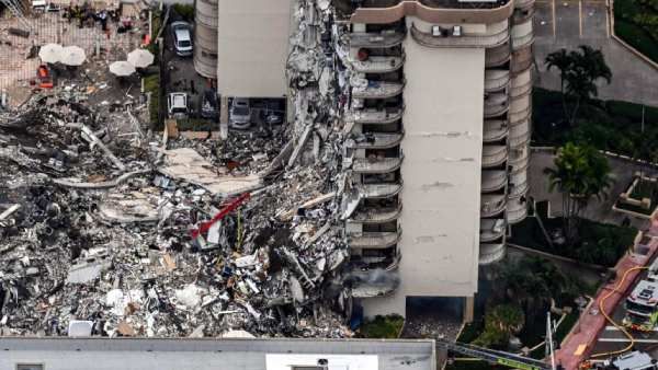 அமெரிக்காவில் சீட்டுக்கட்டு போல சரிந்த 12 மாடி குடியிருப்பு - இடிபாடுகளில் சிக்கிய 99 பேர் மீட்பு