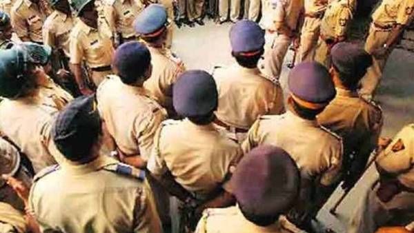 அனுமதி காலம் முடிந்தும்.. அரசு இல்லத்தில் தங்கியிருந்த..35 ஐ.பி.எஸ் அதிகாரிகளுக்கு ரூ.4 கோடி அபராதம்