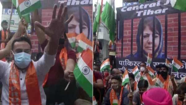 காஷ்மீர் விவகாரம்: பாகிஸ்தானுடன் பேச்சு நடத்த சொல்வதா? மெகபூபா முப்திக்கு எதிராக ஜம்முவில் போராட்டம்