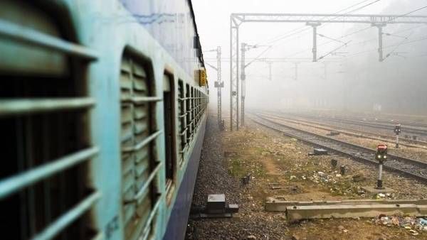 கணவருடன் சண்டை.. கடும் விரக்தி.. விபரீத முடிவு.. தாய்-5 மகள்கள் ரயில் முன் பாய்ந்து தற்கொலை!