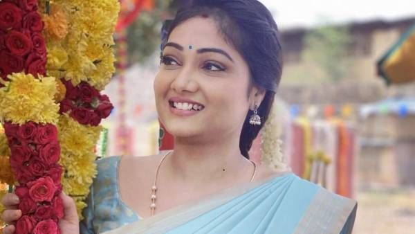 உதடு விரிய சிரிப்பு.. தீப்பொறியாய் ஒரு விளக்கம்.. அசத்திய பிரியங்கா!