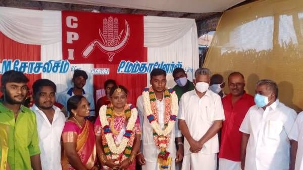 திரும்பி பார்க்க வைத்த மணமக்கள்.. சேலம் அருகே சோசலிசம்- மம்தா பேனர்ஜிக்கு எளிமையாக நடந்தது திருமணம்!