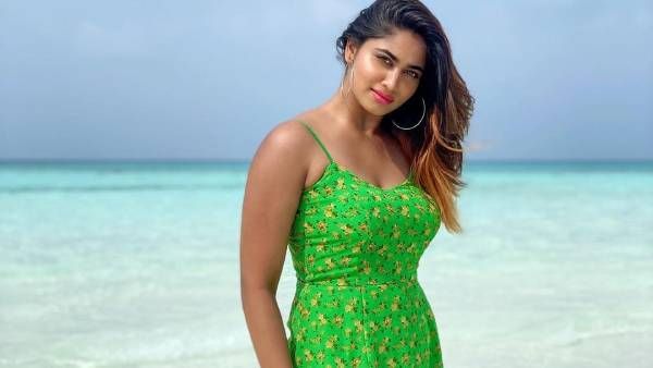 சிக்கென மாறிய சின்ன இடை.. சிலிர்க்க வைத்த ஷிவானி!