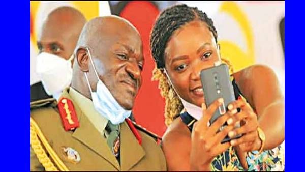 அப்பதான் சிரித்து பேசிகொண்டே வந்தார்.. திடீரென உடம்பை துளைத்த குண்டுகள்.. அமைச்சரின் மகள் பரிதாப பலி