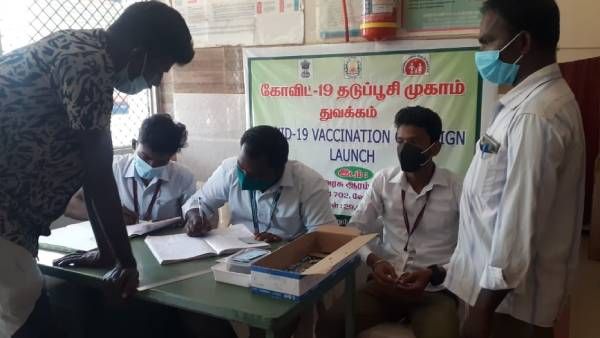 வந்தது நம்பிக்கை! கொரோனா தடுப்பூசியால் ஒன்னும் ஆகாது- கிராமங்களில் நீண்ட வரிசைகளில் குவிந்த மக்கள்