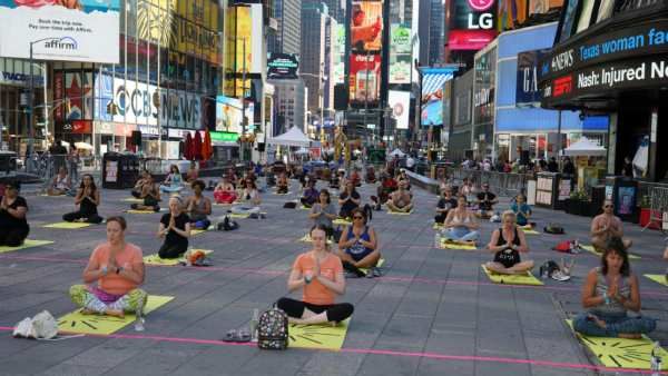 யோகா தினம்: அமெரிக்காவின் நியூயார்க் டைம்ஸ் சதுக்கத்தில் ஆயிரக்கணக்கானோர் பங்கேற்பு