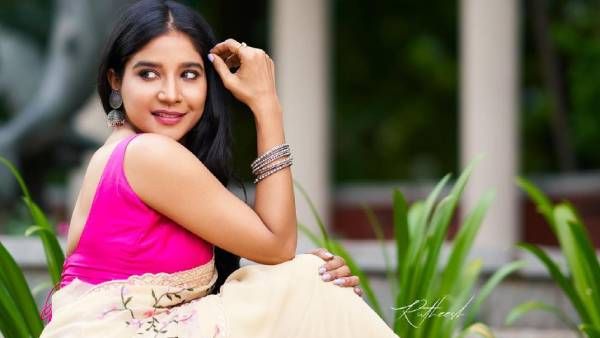 குட்டிச் சுவற்றில்.. காலை மடக்கி.. சாய்ந்து பார்த்த சாக்ஷி ...சரிந்து விழுந்த ரசிகர்கள்!