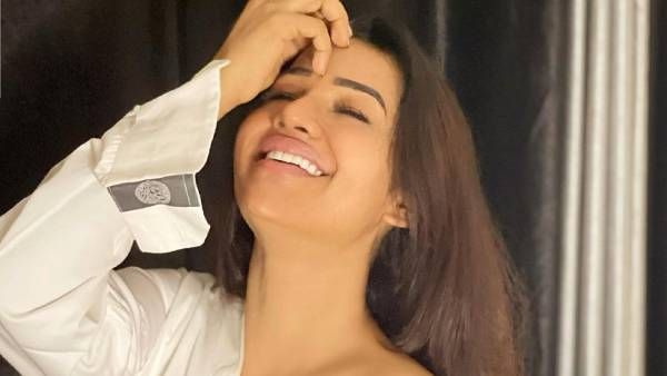 லெப்ட் சைடு ஓபன் பண்ணி.. ரைட் சைடில் குட்மார்னிங் போட்ட லீசா...!