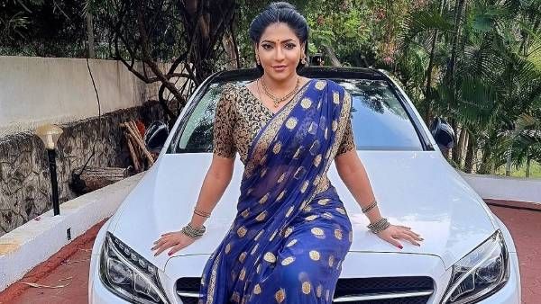 காரு மேல யாரு.. ரேஷ்மா தாறுமாறு.. சுட்ரப் போகுது.. ஓடி வந்த ரசிகர்கள்!