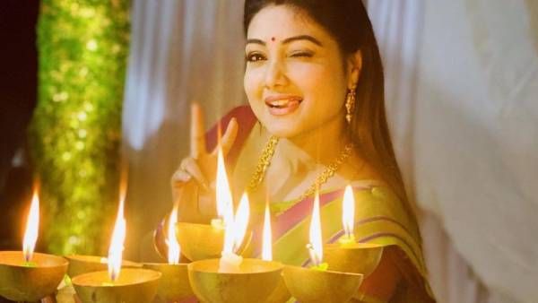 கண்ணடிச்சு.. உதடு கடிச்சு.. செம லுக் விட்ட 