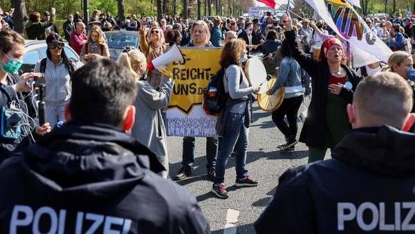 ஊரடங்குக்கு எதிர்ப்பு.. மாஸ்க் அணியாமல் வீதிகளில் திரண்ட ஆயிரக்கணக்கான மக்கள்.. ஆஸி.யில் பரபரப்பு!