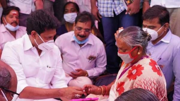 பாட்டி கையெழுத்து போடுங்க... அப்படித்தான்... சிலேட்டில் கற்றுக்கொடுத்த கல்வி அமைச்சர் அன்பில் மகேஷ்