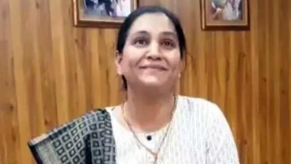 தூய்மை பணியாளர் டூ துணை கலெக்டர்.. வீதிகளை மட்டுமல்ல.. 'விதிகளையும்' துடைத்தெறிந்த ஆஷா!