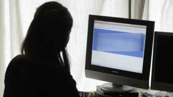 ஆன்லைன் வகுப்பில் ஆபாச மெசேஜ் அனுப்பிய இளைஞர்.. மாணவிகள், ஆசிரியைகள் அதிர்ச்சி!