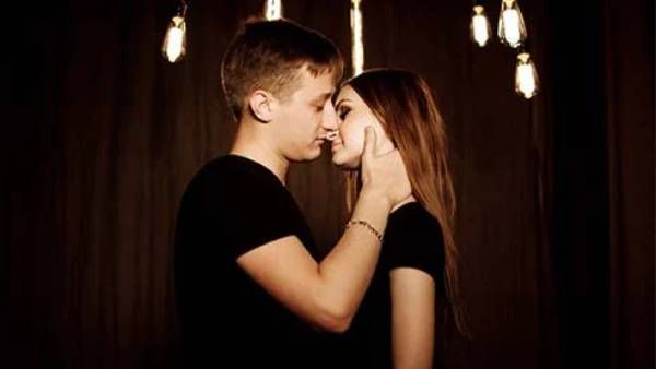 சர்வதேச முத்த தினம்: முத்தம் தர ஏற்ற இடம்... எந்த ராசிக்காரர்கள் எப்படி முத்தம் கொடுப்பதில் கில்லாடி