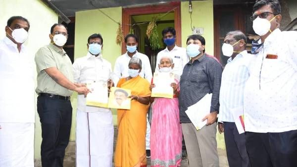 'இந்தாங்கம்மா உங்க பட்டா'.. வீடுகளுக்கே நேரடியாக சென்று வழங்கிய அமைச்சர்.. ஆச்சரியத்தில் ஆழ்ந்த ஆவடி