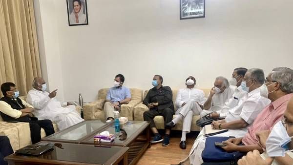 மத்திய பா.ஜ.க. அரசுக்கு எதிராக வியூகம்... டெல்லியில் 14 எதிர்க்கட்சி தலைவர்கள் பரபர ஆலோசனை