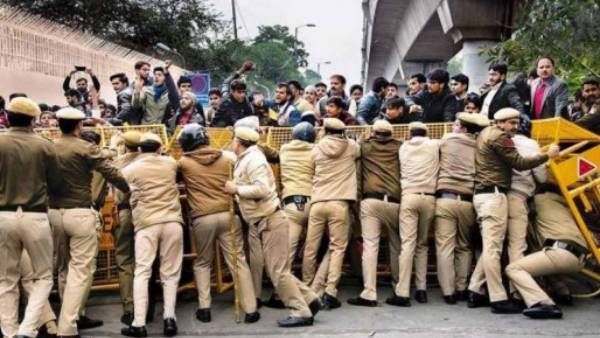 டெல்லி கலவரம் வழக்கு.. எஃப்ஐஆர் கூட பதியாமல் மெத்தனம்.. போலீசுக்கு நீதிமன்றம் ரூ.25 ஆயிரம் அபராதம்