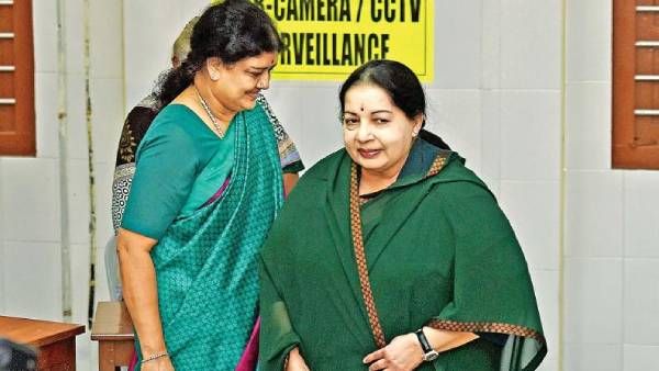 ஜெயலலிதா காலில் விழுந்து 