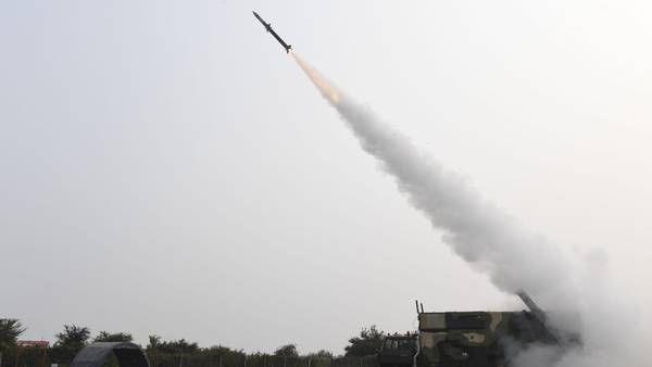 சூப்பர்.. இந்தியாவில் தயாரிக்கப்பட்ட.. இலகுரக பீரங்கி எதிர்ப்பு ஏவுகணை சோதனை வெற்றி.. ஒடிசாவில்!