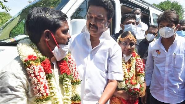 மணக்கோலத்தில் மெயின் ரோட்டில் காத்திருந்த ஜோடி.. கவனித்த ஸ்டாலின்.. திடீரென வந்து.. செம்ம சர்ப்ரைஸ்!