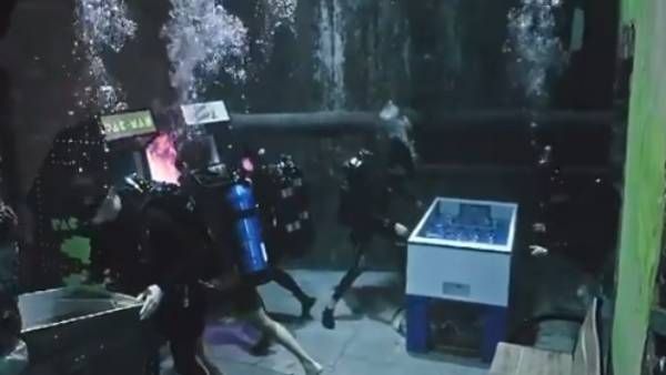 வாவ்.. 196 அடி ஆழம்.. மூழ்கிய குட்டிநகரம் மாதிரி அமைப்பு.. கின்னஸ் சாதனை படைத்த துபாய் நீச்சல்குளம்!