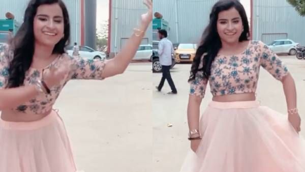 தெருவில் இறங்கி.. பாவாடையை அப்படி இப்படி ஆட்டி செம ஆட்டம்.. கலக்கும் ஷிவாங்கி!