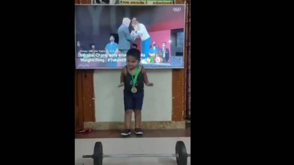 அரை டப்பா பவுடரை எடுத்து தட்டி.. அப்படியே சானு போலவே.. அசத்தும் குட்டி மீரா பாய்!