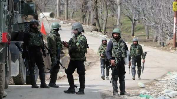 காய்கறிக்காரர் கெட்டப்பில் வந்த 