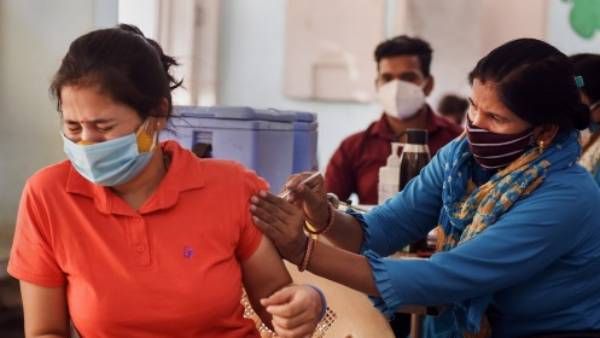 நாடு முழுக்க 35.61 பேருக்கு வேக்சின் போடப்பட்டுள்ளது.. தமிழ்நாட்டில் 1.70 கோடி பேருக்கு வேக்சின்!