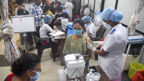 தடுப்பூசி .. இந்திய அரசின் உறுதியை நம்பாத ஆசிய அபிவிருத்தி வங்கி.. வளர்ச்சி கணிப்பை குறைத்தது!