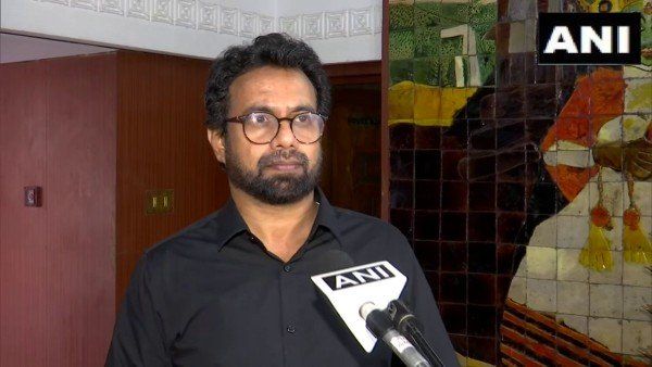 பெகாசஸ் உளவு செயலி விவகாரம்.. நீதிமன்ற கண்காணிப்பில் விசாரணை.. உச்ச நீதிமன்றத்தை நாடிய எம்பி