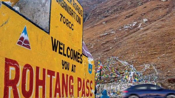 மூச்சுதிணறும் இமயமலை.. வண்டி வண்டியாய் போன மக்கள்.. 3வது அலை.. திகைப்பில் மத்திய அரசு!