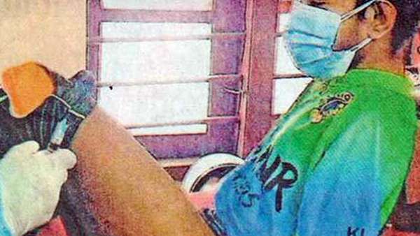 2 கைகளையும் இழந்த 21 வயது இளைஞர்.. காலில் தடுப்பூசி செலுத்திய நர்ஸ்கள்.. கேரளாவில்..!