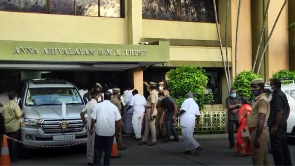 யாருன்னு பாருங்க.. ஸ்டாலின் முன்னிலையில் திமுகவில் சேர்ந்த சீனிவாசன், விஜயலட்சுமி.. லிஸ்ட் நீளுமாம்