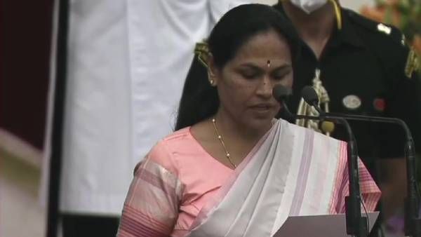 சர்ச்சைகளின் நாயகி.. எடியூரப்பாவின் நிழல்.. அதிக ஓட்டு வாங்கி சாதனை.. யார் இந்த ஷோபா கரந்தலாஜே?