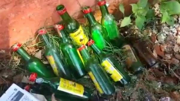 ஒயின் பாட்டிலை எலி கடிச்சி குடிச்சிருக்குப்பா..எப்படி தெரியுமாப்பா-கிறுகிறுக்கும் டாஸ்மாக் ஊழியர்கள்