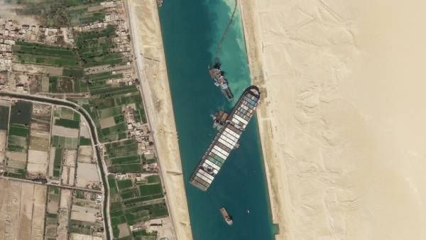 சூயஸ் கால்வாயில் சிக்கி.. உலக வணிகத்தையே முடக்கிய எவர் கிவன் கப்பல் நிலைமை இப்போ என்ன தெரியுமா?