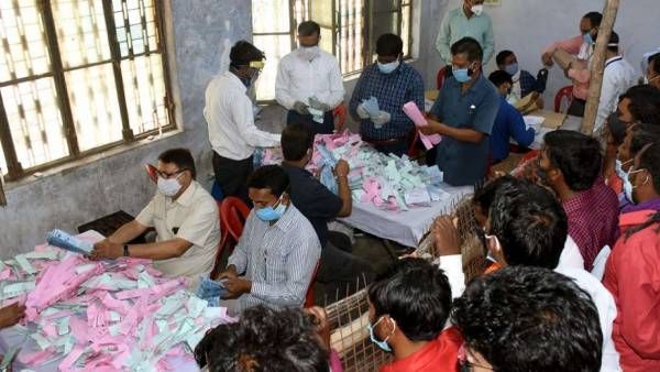 உ.பி. உள்ளாட்சி தேர்தலில் படுதோல்வி: காங், சமாஜ்வாதி கோட்டைகளான அமேதி, ரேபரேலி, மெயின்புரி பாஜக வசம்