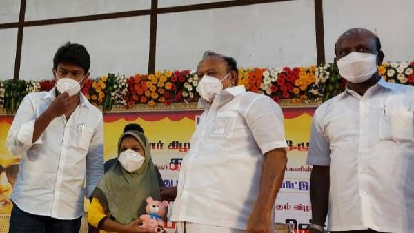 டெடிபேர் உண்டியலுடன் வந்து எம்.ஆர்.கே பன்னீர்செல்வம் முன்னிலையில்.. உதயநிதியிடம் நிதி கொடுத்த சிறுமி