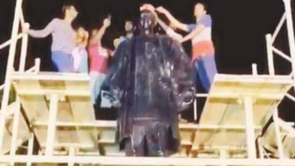 ராஜா முத்தையா செட்டியாரின் சிலையின் தலையில் கேக் வெட்டி மருத்துவர்கள் பிறந்தநாள் கொண்டாட்டம்