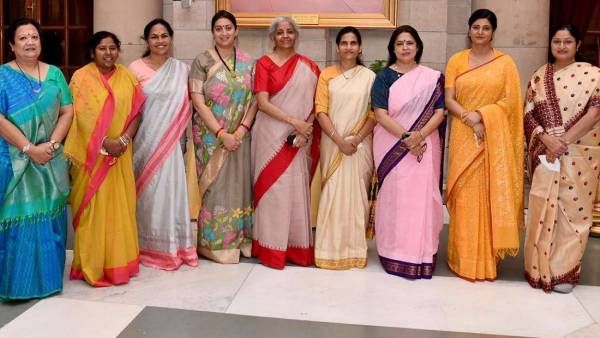 பிரதமர் மோடி அமைச்சரவையில் பெண் அமைச்சர்களின் எண்ணிக்கை 11 ஆக அதிகரிப்பு- 7 பேர் புதுமுகங்கள்