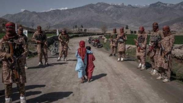 குழந்தைகளுக்கு பால் இல்லை; தண்ணீர் இல்லை.. ஆப்கானில் அவதிப்படும் இந்தியர்கள்.. சோக காட்சிகள்!