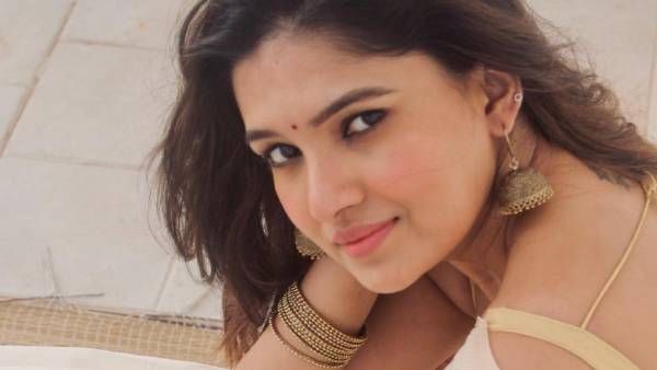 தலைசாய்த்து சிரித்த வாணி.. கன்னக் குழியில்... தலைக்குப்புற விழுந்த ரசிகர்கள்!