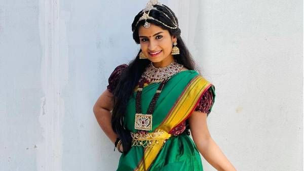 கண்டாங்கிச் சேலையில் எடுப்பாகவும்.. மிடுக்காகவும்.. கலக்கிய ஷிவாங்கி!