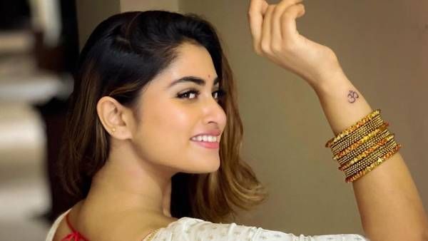 ஒரு பக்கமாக சாய்ந்திருக்கு...நாங்க கையை சொன்னோம்.. ஷிவானியை பங்கமாய் கலாய்க்கும் நெட்டிசன்கள்