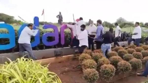 மும்பை விமான நிலையத்தில் அதானி பெயர் பலகை.. அடித்து நொறுக்கிய சிவசேனா தொண்டர்கள்.. வைரல் வீடியோ