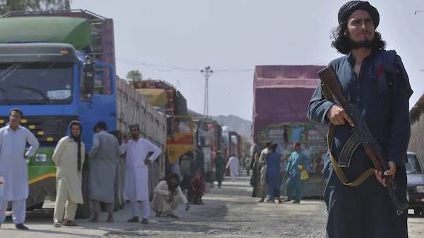 உச்சக்கட்ட பதற்றம்..ஆப்கன் மருத்துவமனையில் அடுத்தடுத்து குண்டுவெடிப்பு.. 19 பேர் பலி, பலர் படுகாயம்