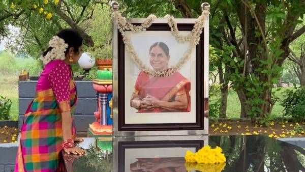 அம்மாவை தொலைபேசியில் அழைக்கிறேன்.. ஆனால் அழைப்பை ஏற்காத இடத்தில் அவர்.. தமிழச்சியின் உருக்கமான பதிவு